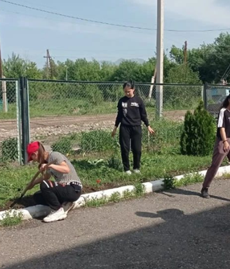Мектебімізде оқушыларды еңбекке баулу және мектеп алаңындағы гүлдерді күтіп-баптау мақсатында мектеп жанындағы еңбек практикасы өткізілуде.