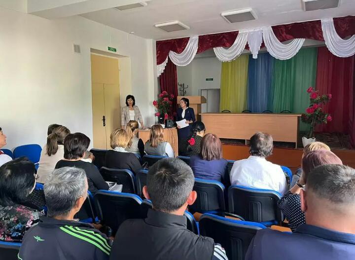 Барқытбел орта мектеп-бақшасы" КММ-сінде 14 Қыркүйек 2022жылы мектеп директоры Б.О.Мусабаева ұстаздар және кіші қызметкерлермен кездесу ұйымдастырды