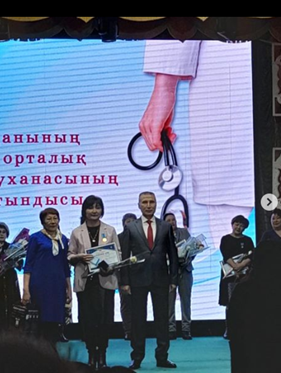 " Барқытбел орта мектеп бақшасы" КММ -де мектеп мейірбикесі Сыдыкова Бақытгуль Алгазиновна медицина саласына сіңірген елеулі еңбегі үшін "Медицина саласының үздігі" медальмен марапатталды.